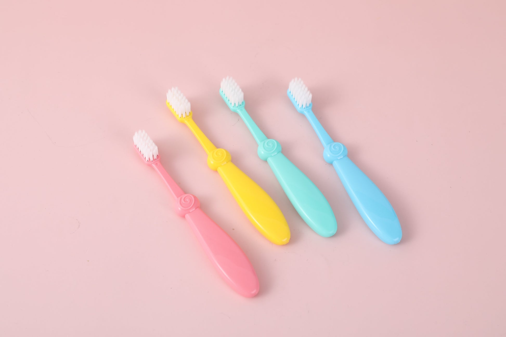 SET DE CEPILLO DE DIENTES PARA NIÑOS - 8 UNIDADES