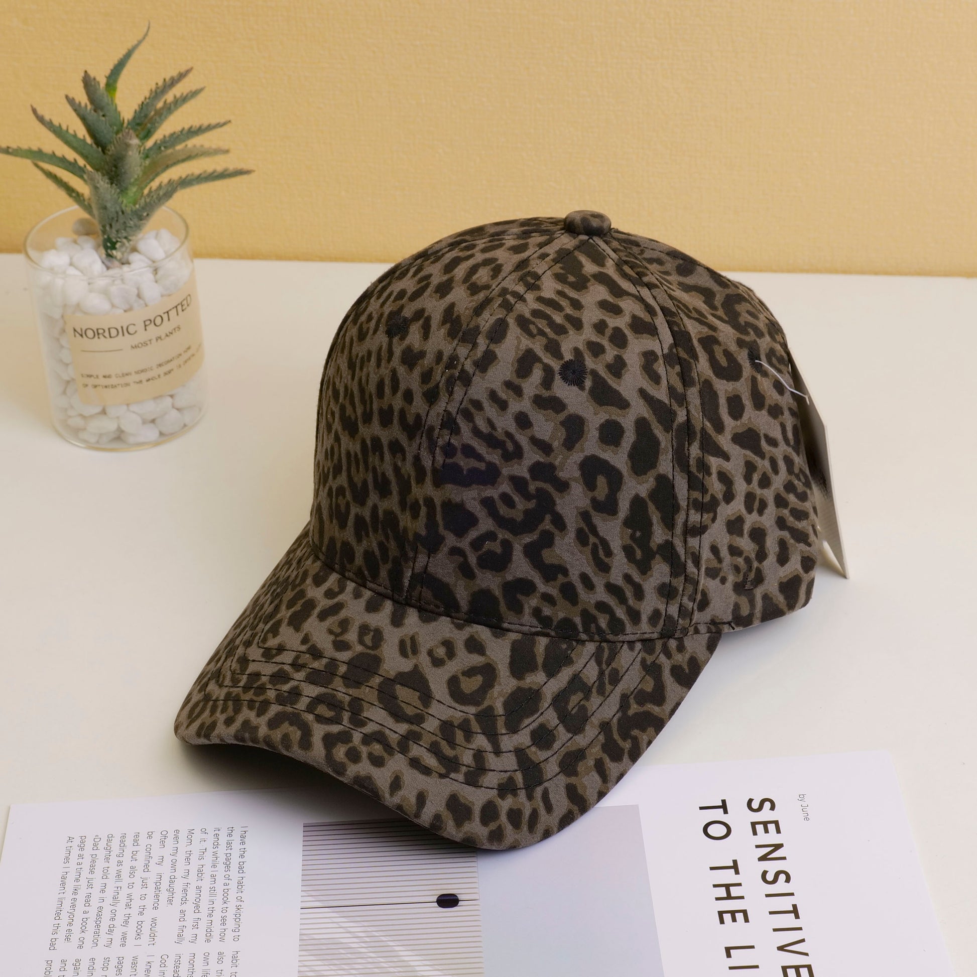 GORRA DE LEOPARDO -  GRIS