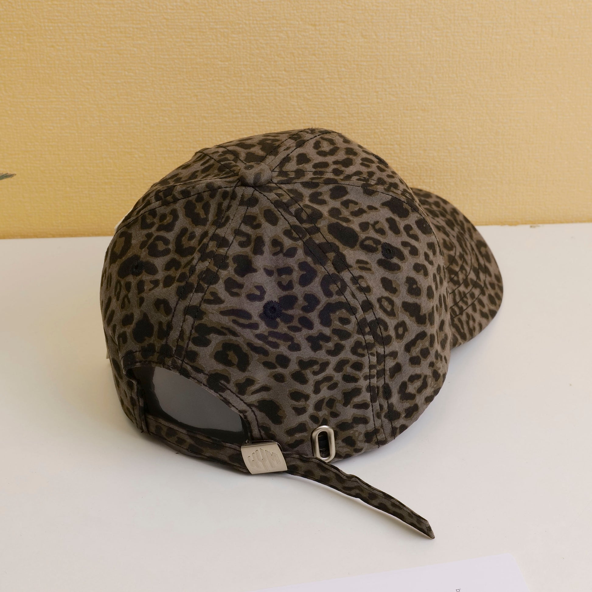 GORRA DE LEOPARDO -  GRIS