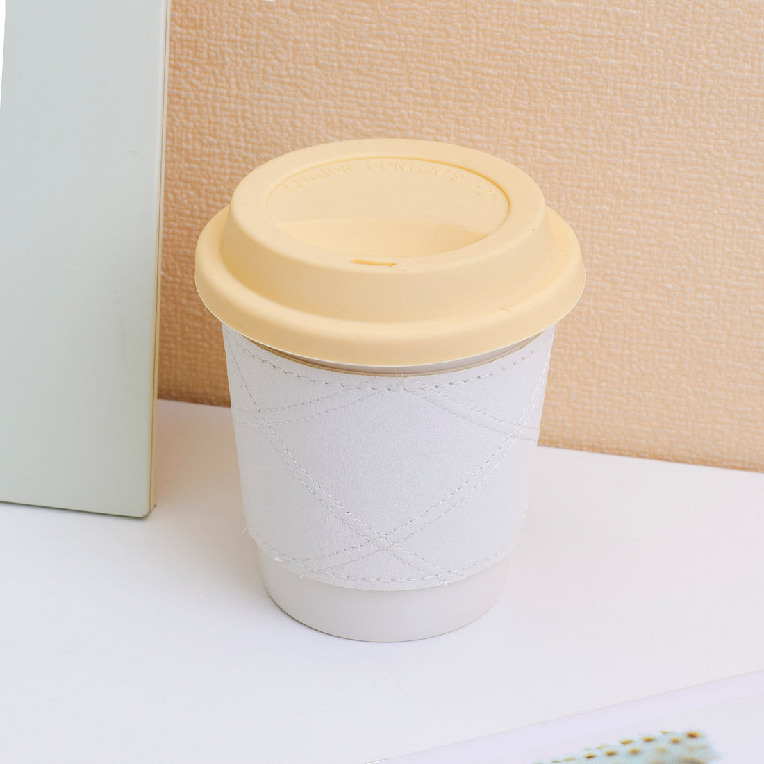 TAZA DE CAFÉ CON FORRO EN CUERO - BLANCO