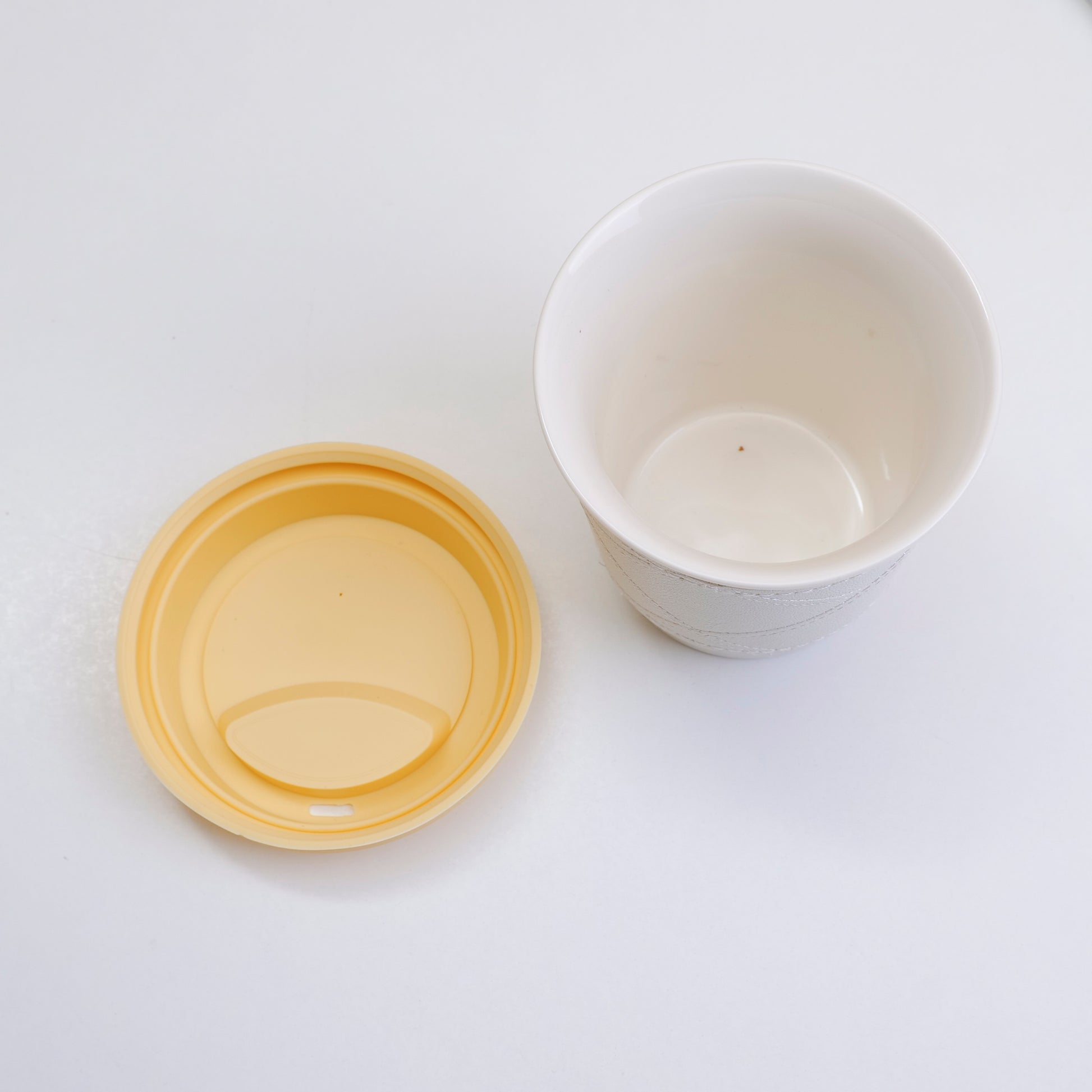 TAZA DE CAFÉ CON FORRO EN CUERO - BLANCO