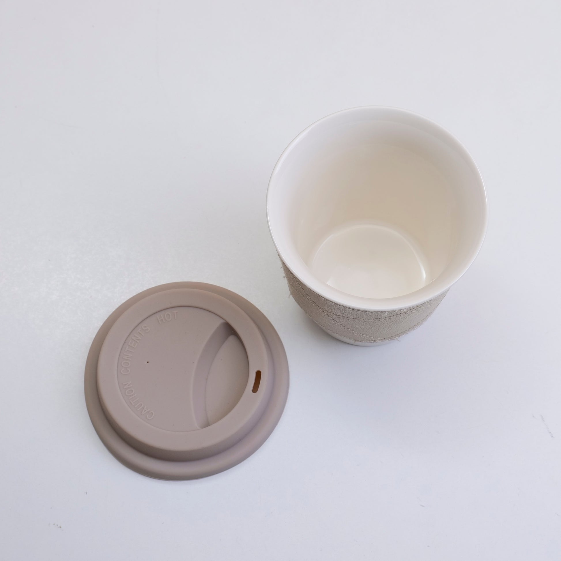 TAZA DE CAFÉ CON FORRO EN CUERO - GRIS